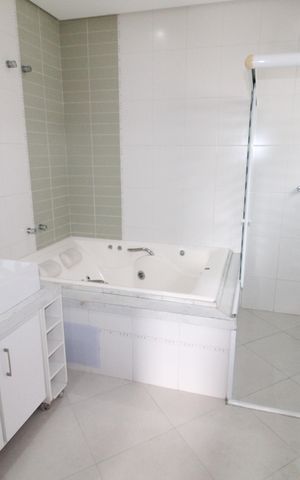 Casa de condomínio para alugar com 300m², 4 quartos e 2 vagasBanheiro da Suíte 