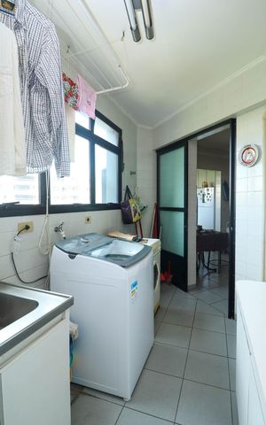 Apartamento à venda com 215m², 3 quartos e 4 vagas Apartamento à venda com 215m², 3 quartos e 4 vagasÁrea de Serviço
