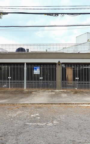 Casa para alugar com 200m², 3 quartos e 4 vagas Casa para alugar com 200m², 3 quartos e 4 vagasFachada