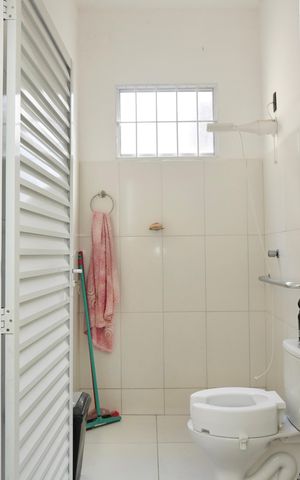 Casa à venda com 200m², 4 quartos e 1 vaga Casa à venda com 200m², 4 quartos e 1 vagaSuíte - Banheiro