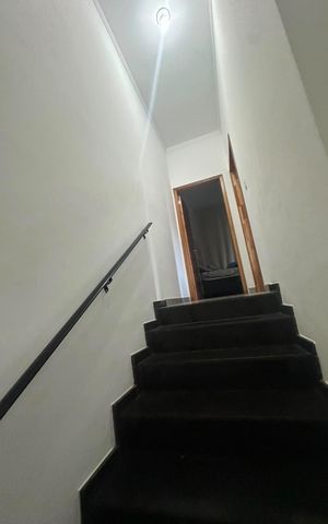 Casa para alugar com 130m², 2 quartos e 2 vagas Casa para alugar com 130m², 2 quartos e 2 vagasEscada