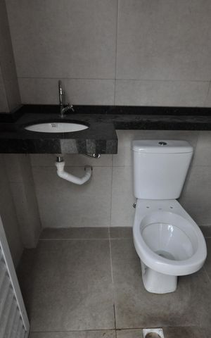 Casa de condomínio para alugar com 77m², 2 quartos e 1 vagaBanheiro da área da churrasqueira