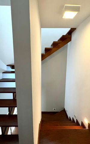 Casa de condomínio à venda com 282m², 4 quartos e 3 vagasEscada