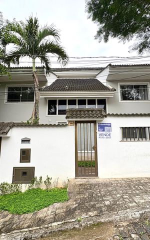 Casa de condomínio à venda com 282m², 4 quartos e 3 vagasFachada