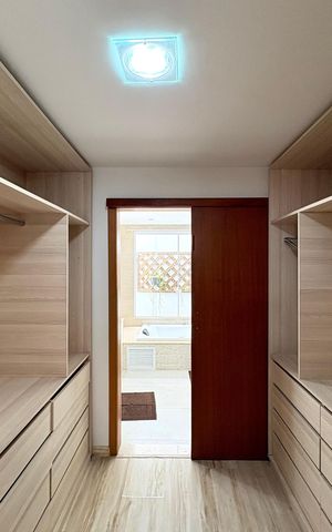 Casa de condomínio à venda com 282m², 4 quartos e 3 vagasCloset da suíte 2