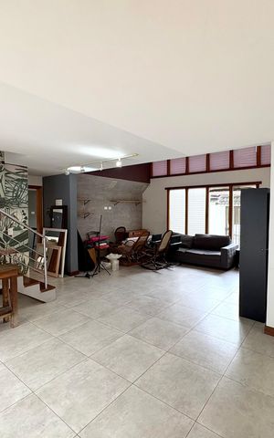 Casa de condomínio à venda com 282m², 4 quartos e 3 vagasSala