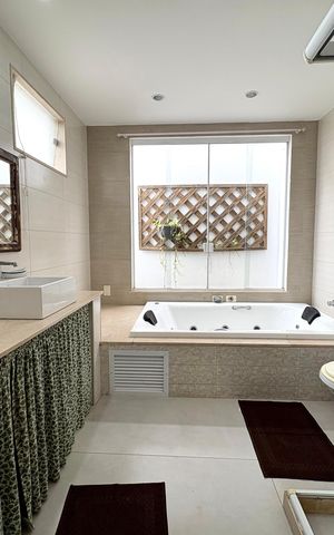 Casa de condomínio à venda com 282m², 4 quartos e 3 vagasBanheiro da Suíte 2