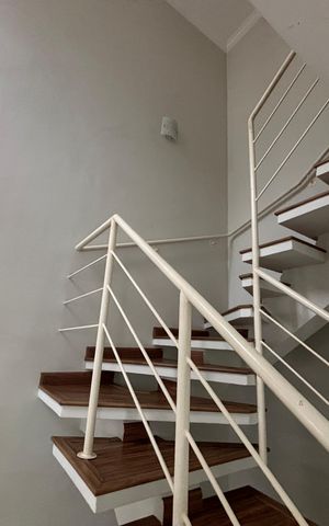 Casa de condomínio para alugar com 100m², 3 quartos e 2 vagasEscada