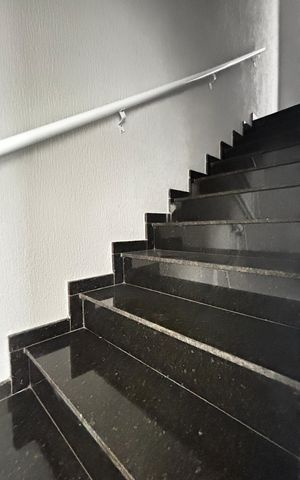 Apartamento à venda com 88m², 2 quartos e 1 vaga Apartamento à venda com 88m², 2 quartos e 1 vagaEscada