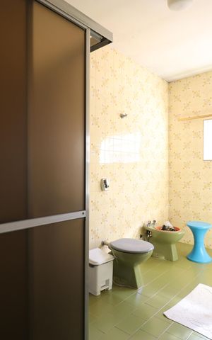 Casa à venda com 217m², 2 quartos e 2 vagasBanheiro