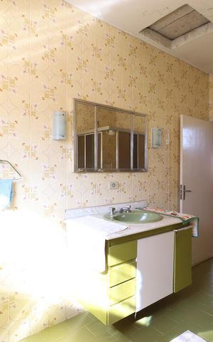 Casa à venda com 217m², 2 quartos e 2 vagasBanheiro