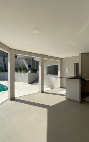 Casa à venda com 700m², 4 quartos e 5 vagas Casa à venda com 700m², 4 quartos e 5 vagasÁrea comum