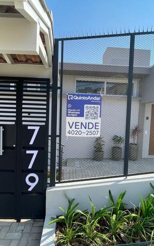 Casa à venda com 700m², 4 quartos e 5 vagas Casa à venda com 700m², 4 quartos e 5 vagasFachada