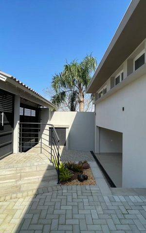 Casa à venda com 700m², 4 quartos e 5 vagas Casa à venda com 700m², 4 quartos e 5 vagasÁrea comum