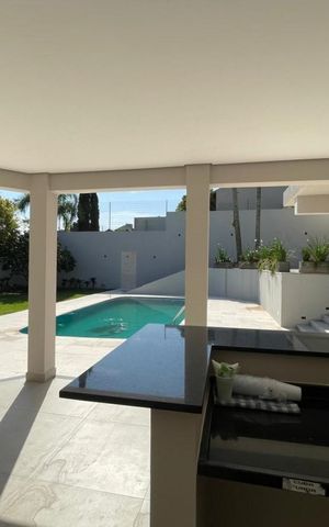 Casa à venda com 700m², 4 quartos e 5 vagas Casa à venda com 700m², 4 quartos e 5 vagasÁrea comum