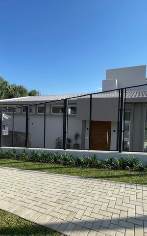 Casa à venda com 700m², 4 quartos e 5 vagas Casa à venda com 700m², 4 quartos e 5 vagasFachada