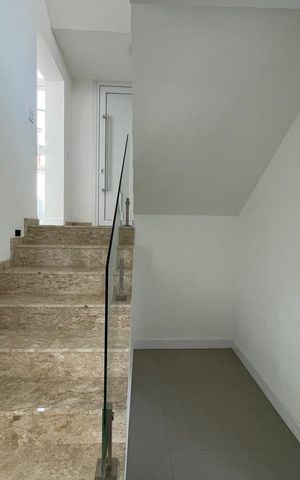 Casa à venda com 700m², 4 quartos e 5 vagas Casa à venda com 700m², 4 quartos e 5 vagasCorredor