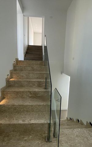 Casa à venda com 700m², 4 quartos e 5 vagas Casa à venda com 700m², 4 quartos e 5 vagasCorredor