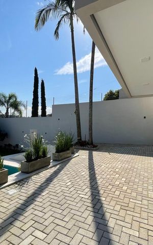 Casa à venda com 700m², 4 quartos e 5 vagas Casa à venda com 700m², 4 quartos e 5 vagasÁrea comum
