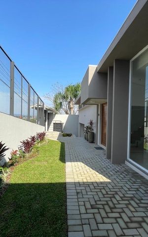 Casa à venda com 700m², 4 quartos e 5 vagas Casa à venda com 700m², 4 quartos e 5 vagasÁrea comum