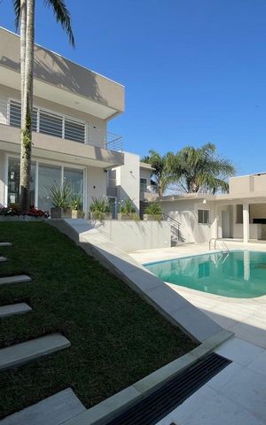 Casa à venda com 700m², 4 quartos e 5 vagas Casa à venda com 700m², 4 quartos e 5 vagasÁrea comum