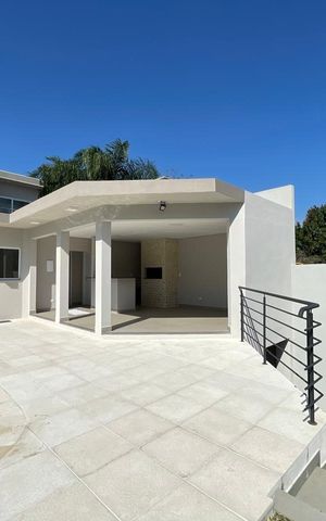 Casa à venda com 700m², 4 quartos e 5 vagas Casa à venda com 700m², 4 quartos e 5 vagasÁrea comum