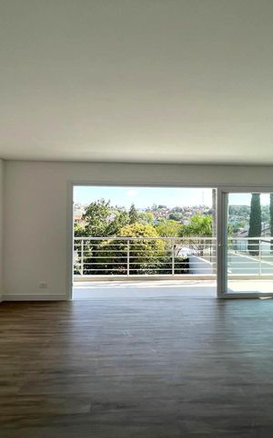 Casa à venda com 700m², 4 quartos e 5 vagas Casa à venda com 700m², 4 quartos e 5 vagasSuíte