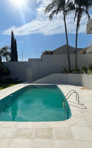 Casa à venda com 700m², 4 quartos e 5 vagas Casa à venda com 700m², 4 quartos e 5 vagasÁrea comum