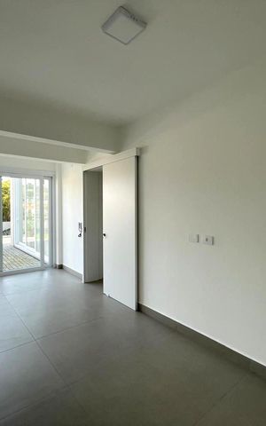 Casa à venda com 700m², 4 quartos e 5 vagas Casa à venda com 700m², 4 quartos e 5 vagasCorredor