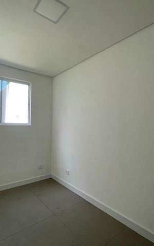 Casa à venda com 700m², 4 quartos e 5 vagas Casa à venda com 700m², 4 quartos e 5 vagasQuarto
