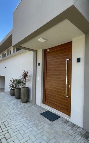 Casa à venda com 700m², 4 quartos e 5 vagas Casa à venda com 700m², 4 quartos e 5 vagasFachada