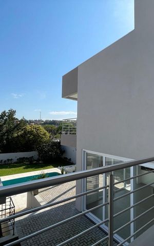 Casa à venda com 700m², 4 quartos e 5 vagas Casa à venda com 700m², 4 quartos e 5 vagasVaranda da Suíte