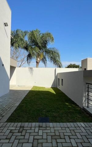 Casa à venda com 700m², 4 quartos e 5 vagas Casa à venda com 700m², 4 quartos e 5 vagasÁrea comum