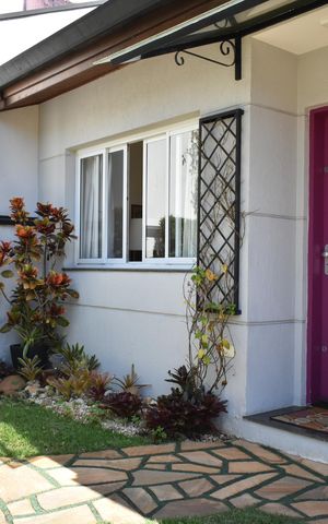 Casa de condomínio à venda com 245m², 4 quartos e 4 vagasEntrada