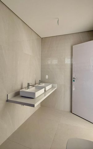Casa de condomínio à venda com 466m², 4 quartos e 4 vagas Casa de condomínio à venda com 466m², 4 quartos e 4 vagasBanheiro Suíte 2