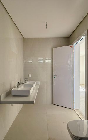 Casa de condomínio à venda com 466m², 4 quartos e 4 vagas Casa de condomínio à venda com 466m², 4 quartos e 4 vagasBanheiro Suíte 2