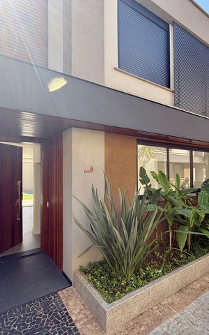 Casa de condomínio à venda com 466m², 4 quartos e 4 vagas Casa de condomínio à venda com 466m², 4 quartos e 4 vagasFachada Casa