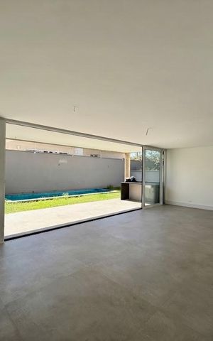 Casa de condomínio à venda com 466m², 4 quartos e 4 vagas Casa de condomínio à venda com 466m², 4 quartos e 4 vagasSala