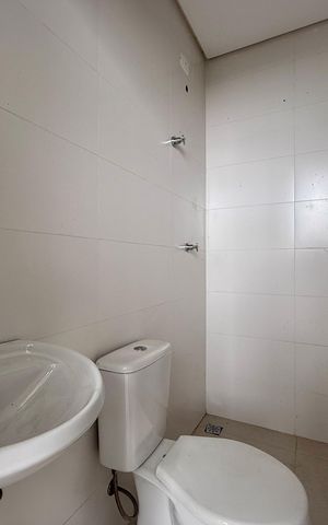 Casa de condomínio à venda com 466m², 4 quartos e 4 vagas Casa de condomínio à venda com 466m², 4 quartos e 4 vagasBanheiro de Serviço