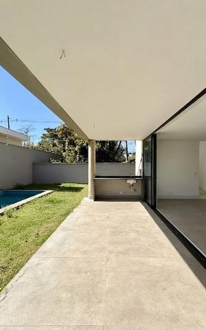 Casa de condomínio à venda com 466m², 4 quartos e 4 vagas Casa de condomínio à venda com 466m², 4 quartos e 4 vagasVaranda