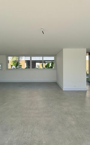 Casa de condomínio à venda com 466m², 4 quartos e 4 vagas Casa de condomínio à venda com 466m², 4 quartos e 4 vagasSala