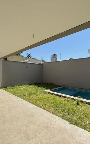 Casa de condomínio à venda com 466m², 4 quartos e 4 vagas Casa de condomínio à venda com 466m², 4 quartos e 4 vagasVaranda
