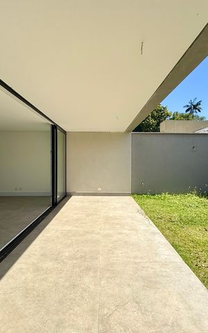 Casa de condomínio à venda com 466m², 4 quartos e 4 vagas Casa de condomínio à venda com 466m², 4 quartos e 4 vagasVaranda