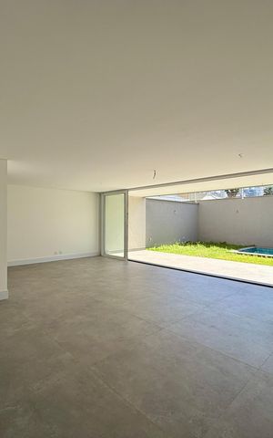 Casa de condomínio à venda com 466m², 4 quartos e 4 vagas Casa de condomínio à venda com 466m², 4 quartos e 4 vagasSala