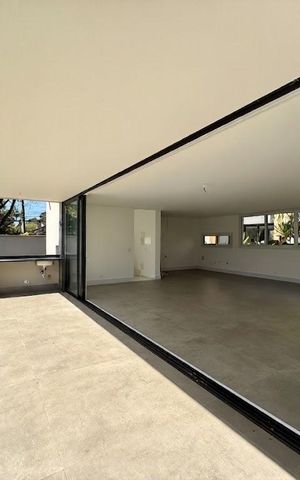 Casa de condomínio à venda com 466m², 4 quartos e 4 vagas Casa de condomínio à venda com 466m², 4 quartos e 4 vagasVaranda