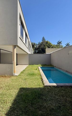Casa de condomínio à venda com 466m², 4 quartos e 4 vagas Casa de condomínio à venda com 466m², 4 quartos e 4 vagasVaranda/Quintal