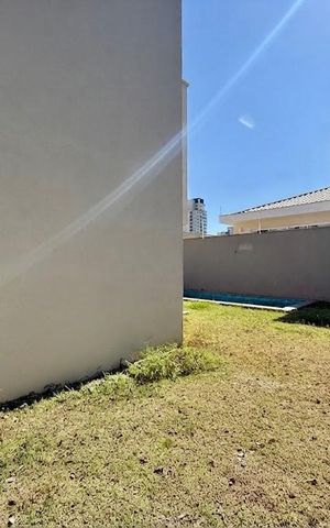 Casa de condomínio à venda com 466m², 4 quartos e 4 vagas Casa de condomínio à venda com 466m², 4 quartos e 4 vagasVaranda/Quintal