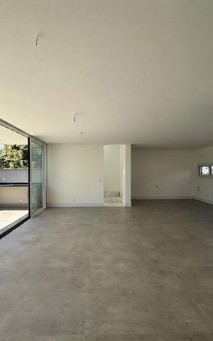 Casa de condomínio à venda com 466m², 4 quartos e 4 vagas Casa de condomínio à venda com 466m², 4 quartos e 4 vagasSala