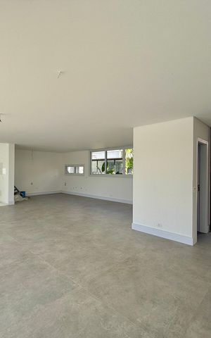 Casa de condomínio à venda com 466m², 4 quartos e 4 vagas Casa de condomínio à venda com 466m², 4 quartos e 4 vagasSala
