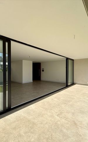 Casa de condomínio à venda com 466m², 4 quartos e 4 vagas Casa de condomínio à venda com 466m², 4 quartos e 4 vagasVaranda